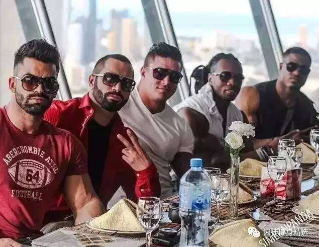 用雕刻刀雕刻动物,用木头雕刻熊猫