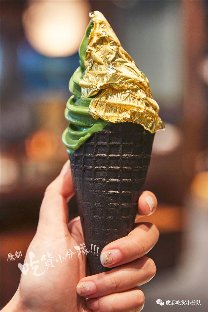 净往自己脸上贴金的冰激凌，还挺红