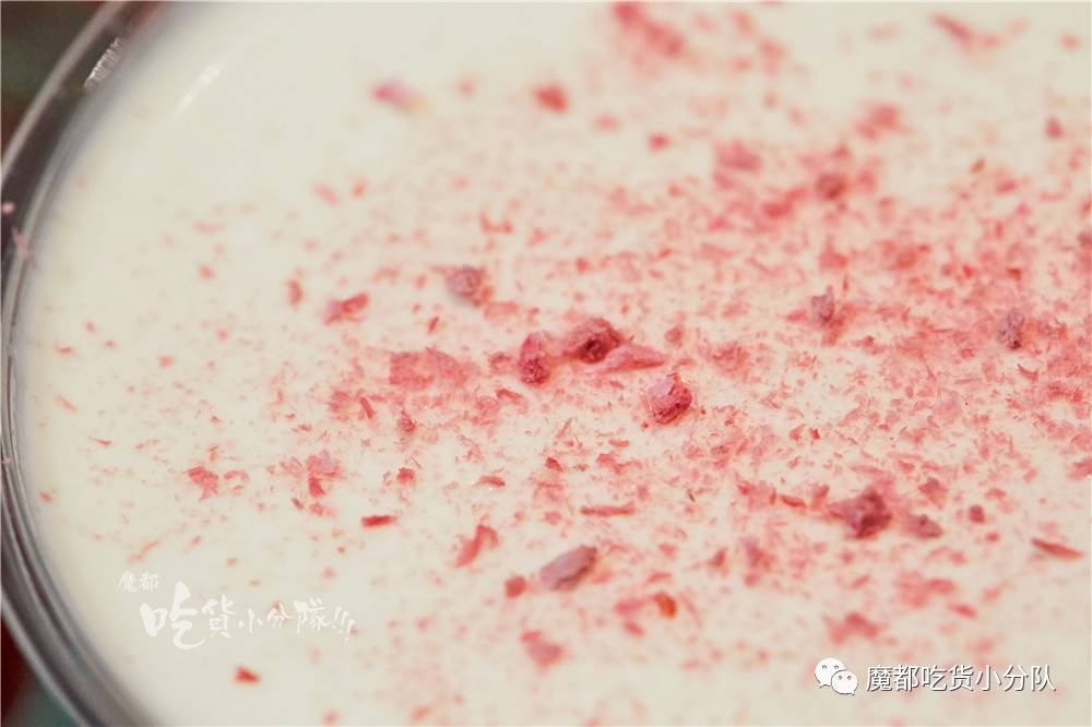 净往自己脸上贴金的冰激凌，还挺红