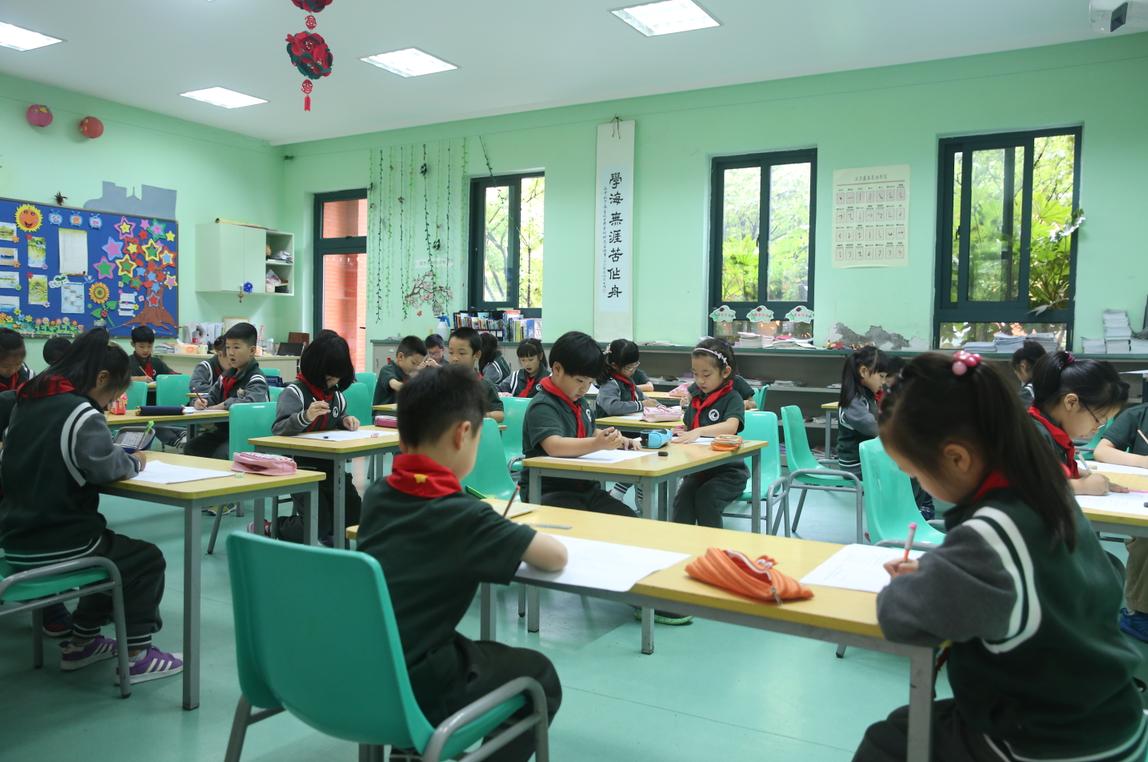 中午的教室很安静用英语怎么说,午休时的校园鸦雀无声