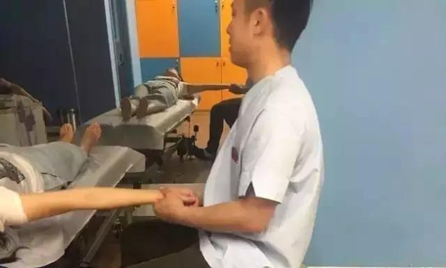 康复训练时手腕手指肿痛怎么缓解,手腕疼的康复练习