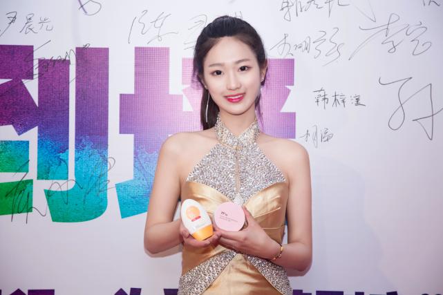 PF79肆意年轻不惧骄阳，七彩单车与爱同行！