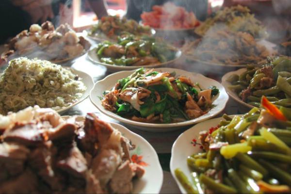 东北杀猪菜酸菜炖血肠五花肉排骨,家乡的味道鞍山篇杀猪菜