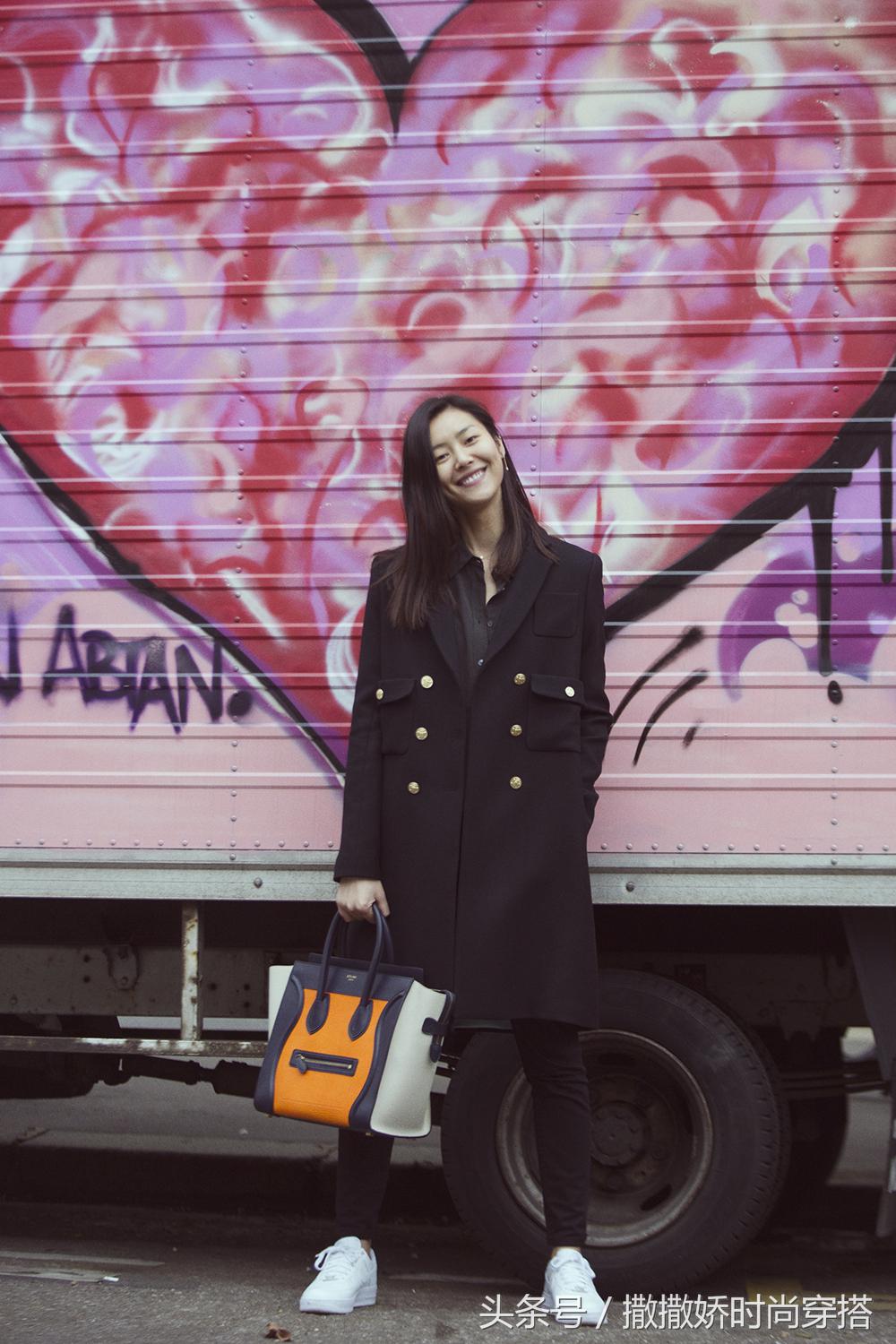 你说Celine“笑脸包”out了？绝对的No！