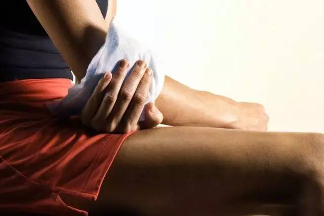 高远球的击球点是不是在头顶,高远球的击球点在哪个位置