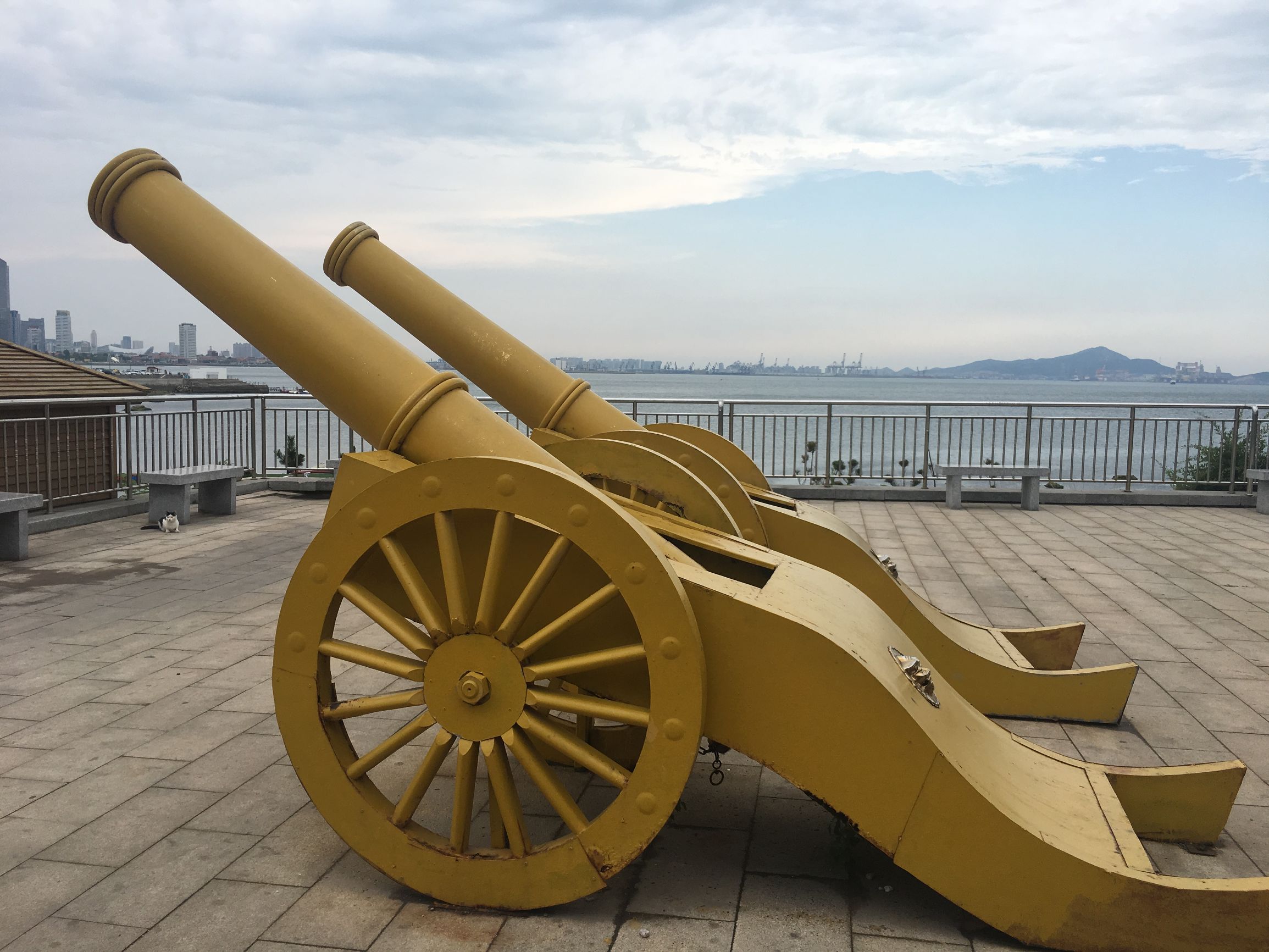 徒步旅行第75天，雨中漫步烟台山，滨海路，宿山东莱山烟台大学