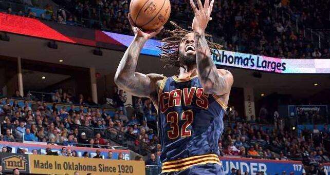 詹姆斯助攻邓利维命中三分,威廉姆斯助攻詹姆斯空接