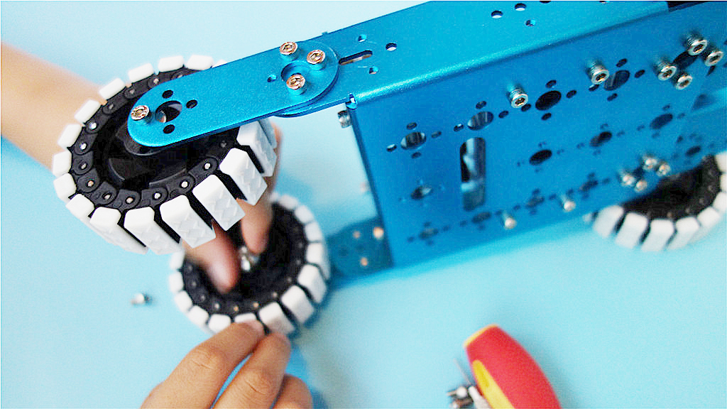 行进、踢球、摇头晃脑样样行，DIY、编程、智能交互个个棒