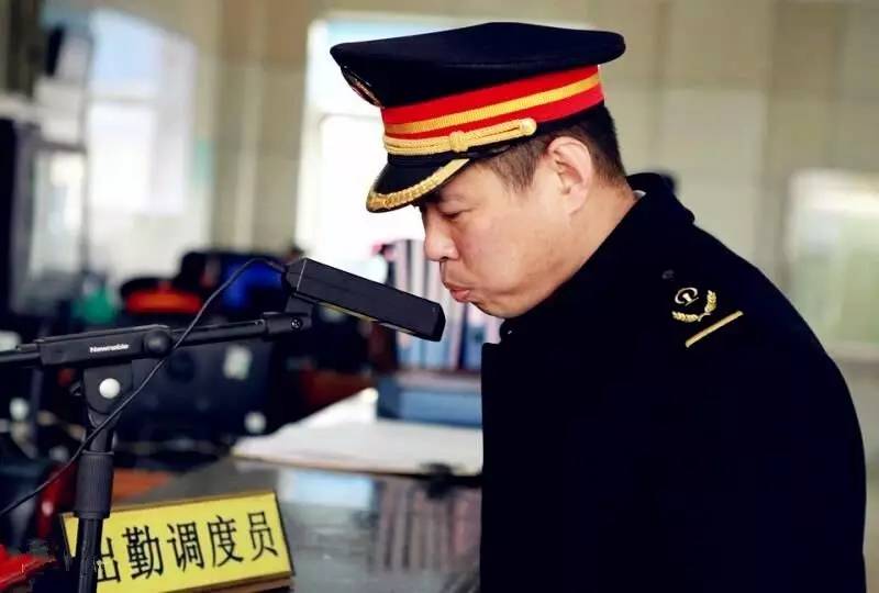 6本驾照见证“中国速度”—济南铁路局动车司机薛军和他的“火车人生”