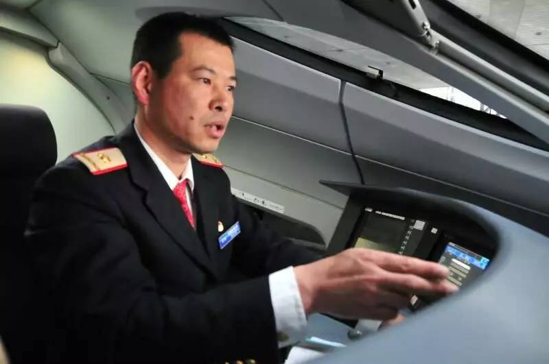 6本驾照见证“中国速度”—济南铁路局动车司机薛军和他的“火车人生”