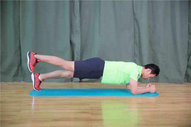 单练平板支撑能练出腹肌吗,平板支撑能练腹肌马甲线么