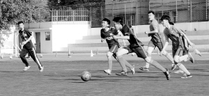 校园足球展魅力绿茵赛场扬精神,校园足球点亮绿茵梦想