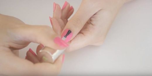 指甲油最快干的方法,如何让指甲油快速干起来
