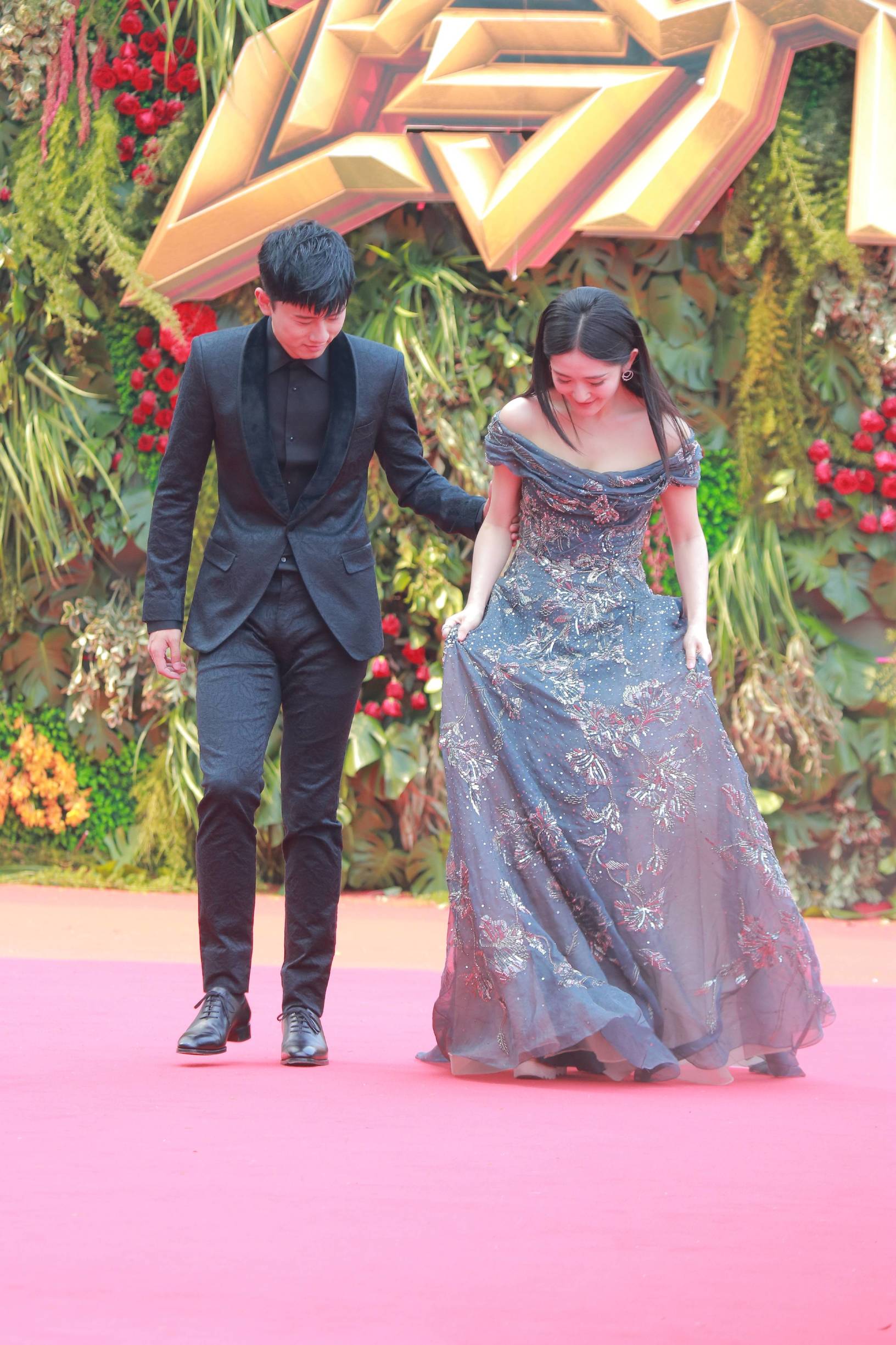 谢娜机场穿红色长裙被张杰夸赞,谢娜礼服三步一踩