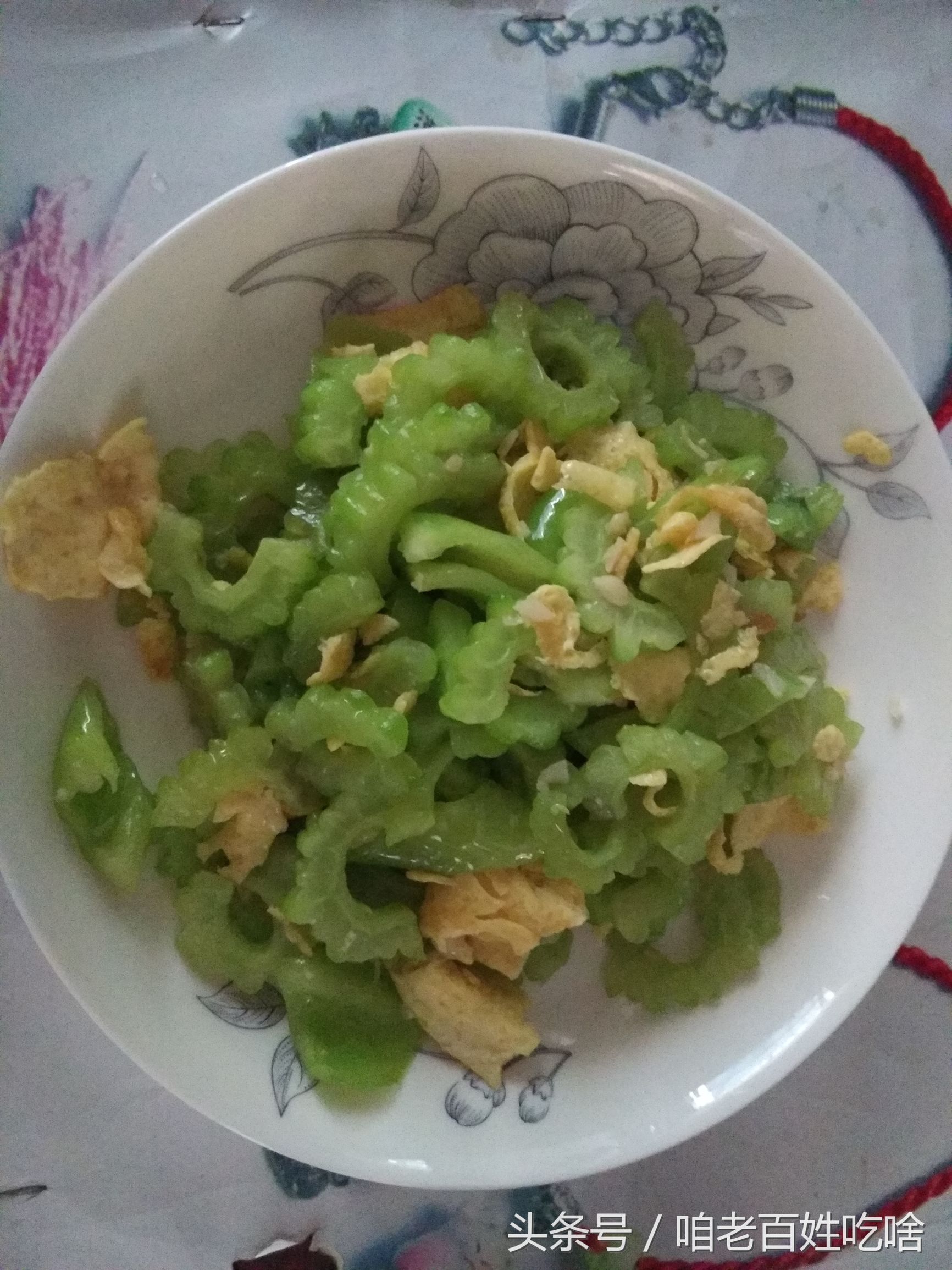 在出租屋用报纸、海报垫着桌子吃饭,我也依然要让自己吃好