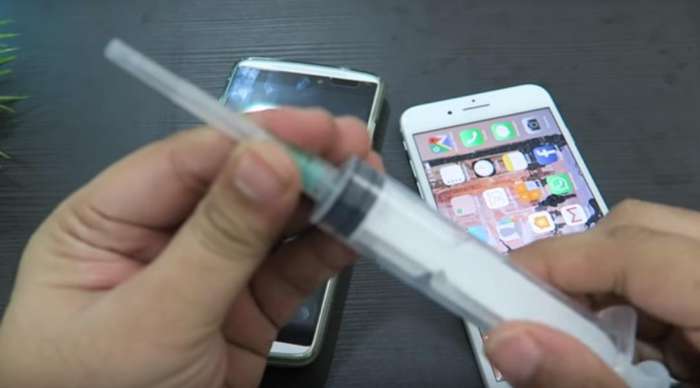 手机充电口进灰尘了怎么快速清理,清理手机听筒灰尘最简单的方法