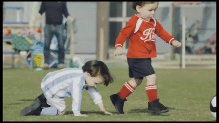 足球场上的搞笑进球,足球场上的经典搞笑瞬间又来了