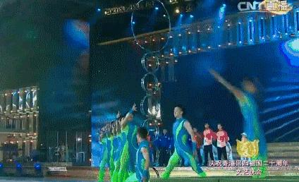 习*平近**走上舞台同全场高唱《歌唱祖国》昨晚的这台晚会刷屏了！