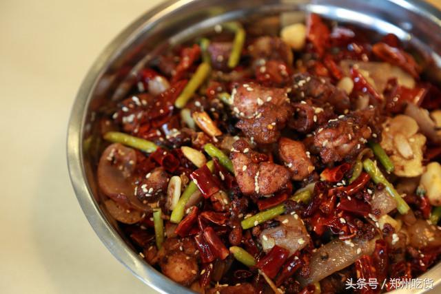 WTF？去南阳路吃海鲜，服务员把菜倒桌上就走，连筷子都没有？