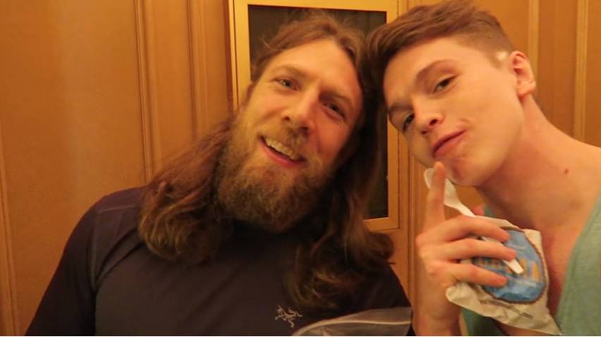 这个男孩用摔角暴打女朋友，惹得布洛克狂喷：去你妹的！