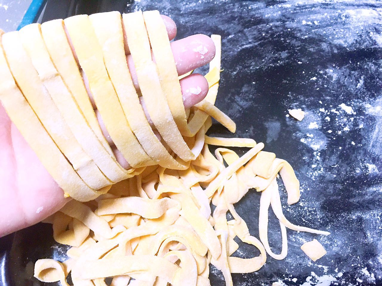 宝宝彩色手擀面的做法,纯手工手擀面制作过程