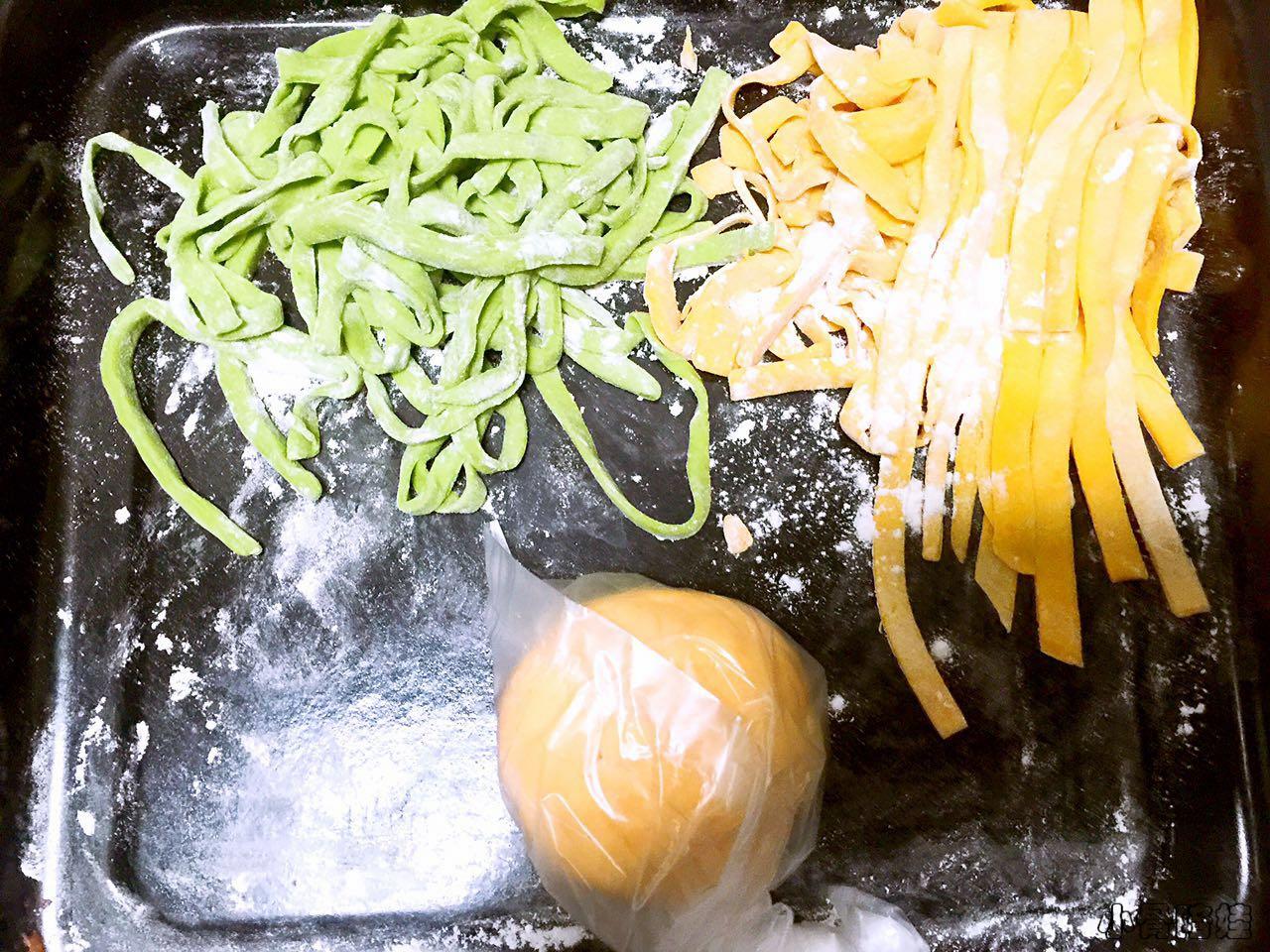 宝宝彩色手擀面的做法,纯手工手擀面制作过程