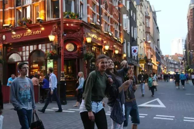 国外化妆品到国内价格会差多少,国外化妆品和国内的区别