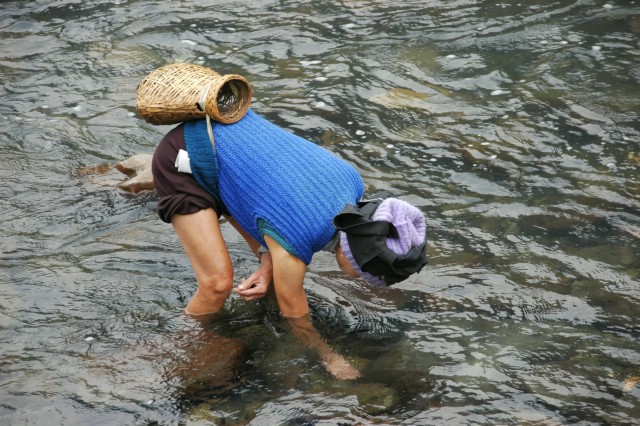 农村妇女下河摸螺蛳,农村男生在河里摸螺蛳