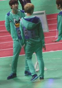 搞笑gif趣图这是真把姑娘惹怒了啊,三个二货搞笑图片