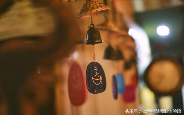 逃亡酒吧有温婉纯真的纳西族姑娘,有橙黄温暖的钨丝小吊灯,还有的,便是那陪伴旅者多年的民谣吉他