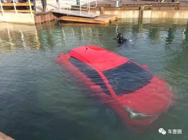 前方请保持直线行驶方向控制不稳,前方路口请勿直行不要跟着导航走