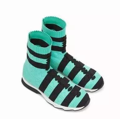 杨幂一口气买了十双的鞋,杨幂穿的薄荷绿运动鞋