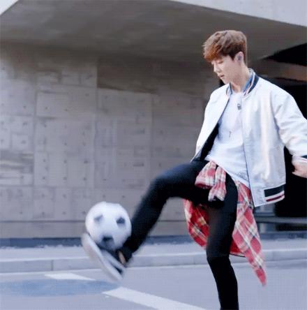 当易烊千玺和鹿晗同时出现在足球场上,你激动不?大佬,你的千纸鹤黑你