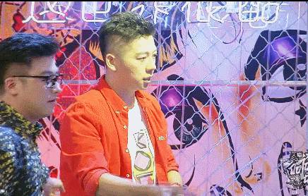 举杯呵呵喝胡海泉,胡海泉尬聊