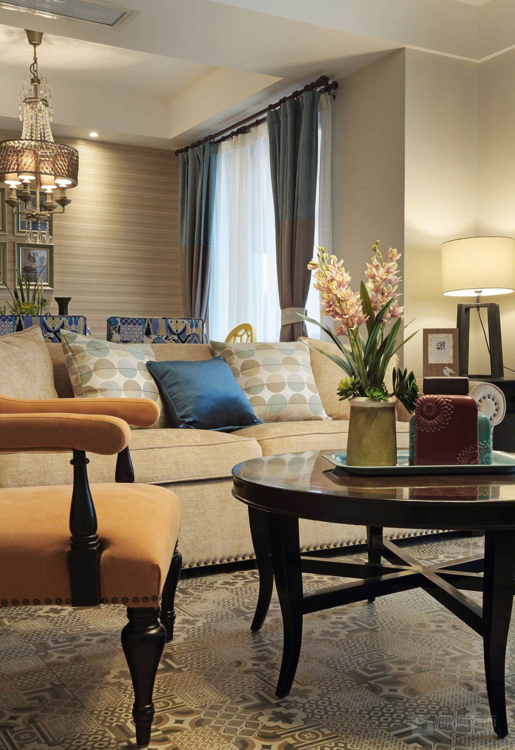 成都南湖世纪109平轻奢法式风格设计实景图，客餐厅开放式设计不错，温馨实用有格调