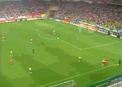 桑巴足球内马尔彩虹过人,经典十大足球精彩瞬间