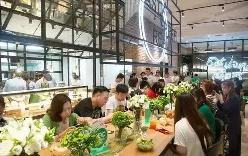 乐视再遭冻结160亿，腾讯称游戏非精神*片鸦**，摩拜雨衣268元