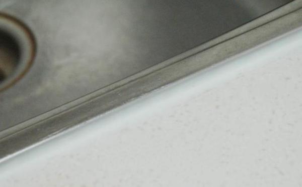 厨房洗菜池密封胶发霉,洗碗池密封胶发黑怎么清洗小妙招