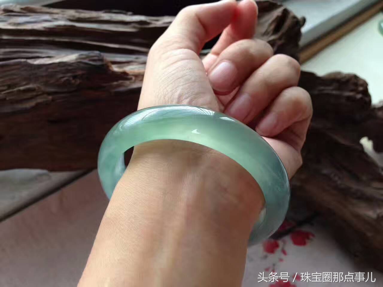 万元左右的玉手镯值得买吗,万元左右的翡翠镯芯料