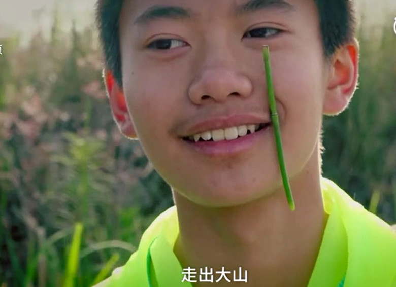 5块钱废旧轮胎练体力,留守儿童建“战狼”足球队,说要为国争光