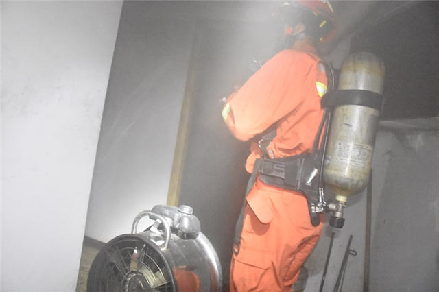 棋牌室火灾,发生火灾消防员第一时间赶到现场