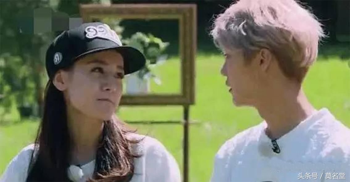 鹿晗换了金色的戒指,鹿晗转戒指