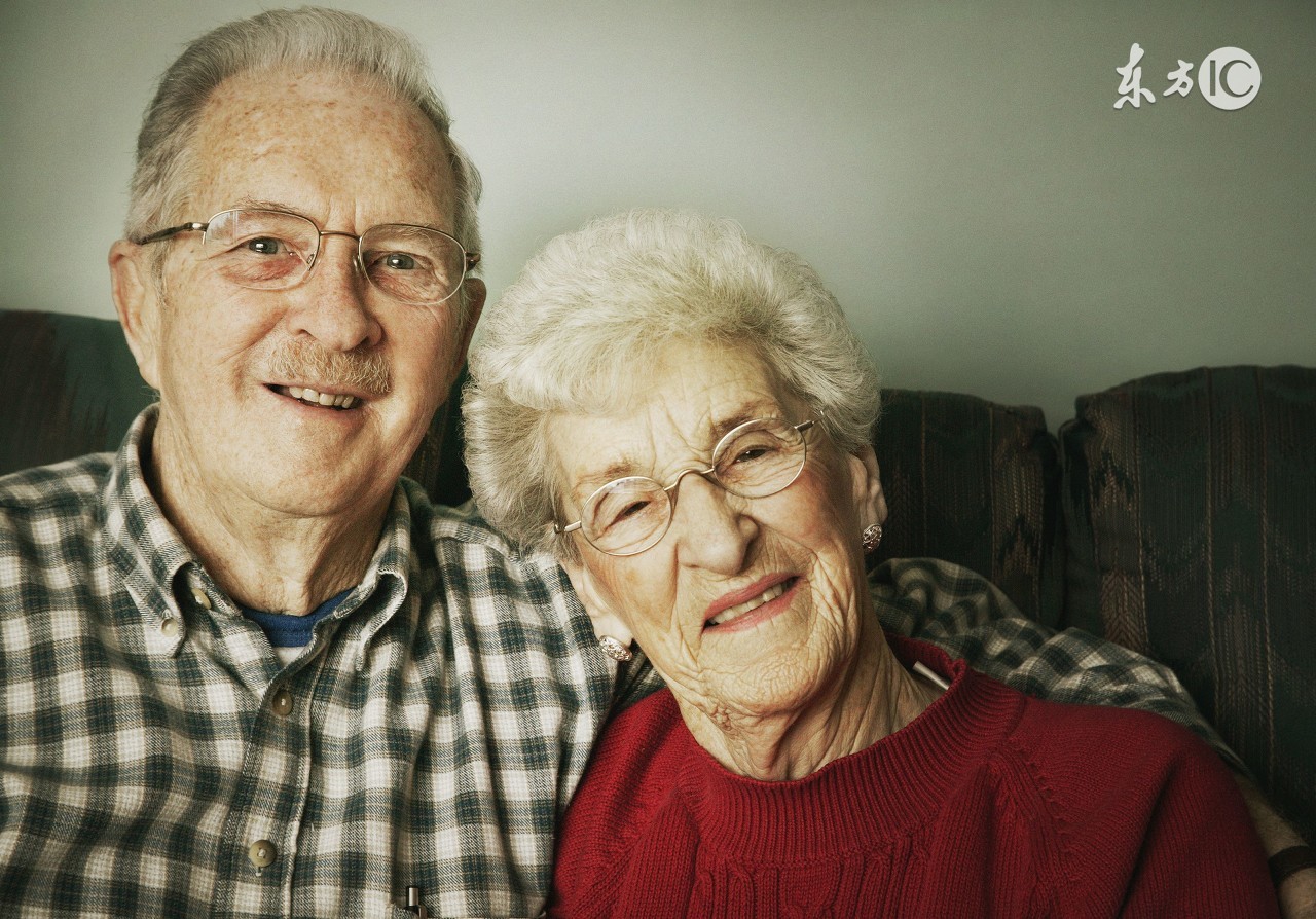 法令纹很深看起来却很年轻,年轻但是有很深的法令纹