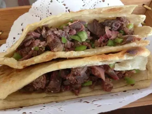 一个老外说一年之内吃遍成都,一个老外说要在一年内吃遍中国