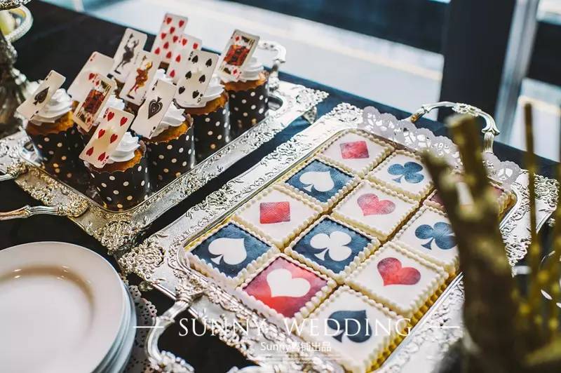 来一场轰轰烈烈的婚礼,来一场特别的订婚宴