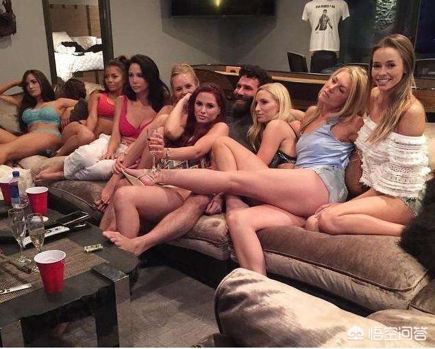 过着有钱人的生活,有钱人过着纸醉金迷的生活