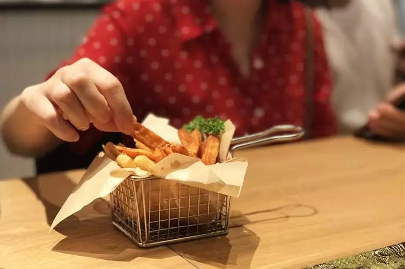 全国首家！能喝啤酒的绿色KFC你101%没吃过！热压帕尼尼、北美甜薯条……KPRO餐厅，要被挤爆啦！