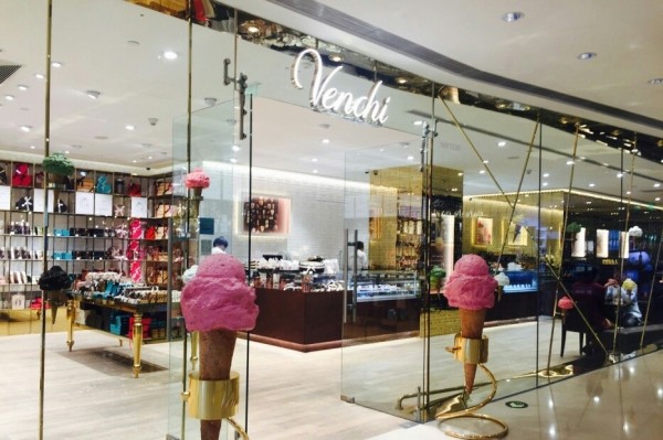 天气这么热还不来个清爽的冰淇淋,这么热的天唯有冰淇淋不可辜负