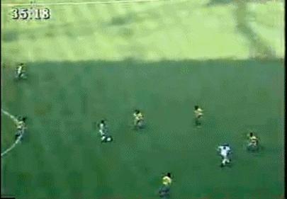 梅西比肩贝利马拉多纳,球王的标准高度