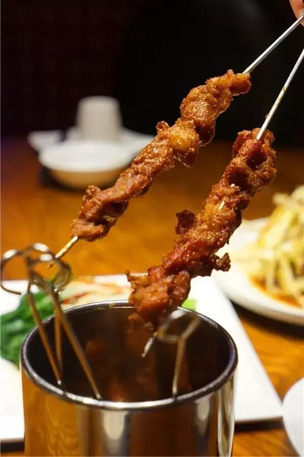 蒙眼用剪刀做面，服了！这么牛X的店居然系佛山的10年老字号！东家好吃才是硬道理！